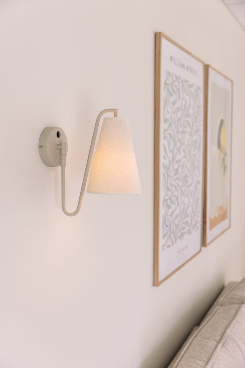 Lou 28cm Beige wandlamp Van Globen Lighting - Lou is een functionele en decoratieve wandlamp met een buisvormig scharnier en een lampenkap van boucl&eacute;-stof.