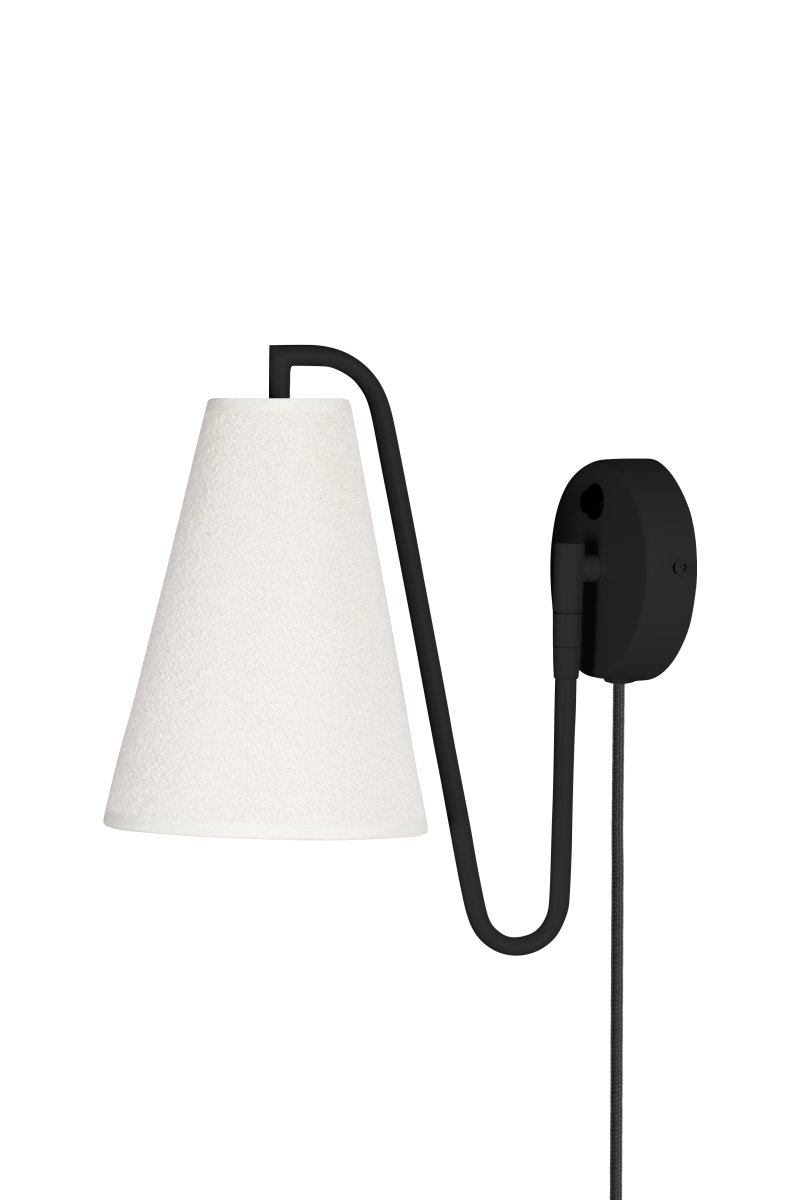 Lou 28cm Zwart wandlamp Van Globen Lighting - Lou is een functionele en decoratieve wandlamp met een buisvormig scharnier en een lampenkap van boucl&eacute;-stof.