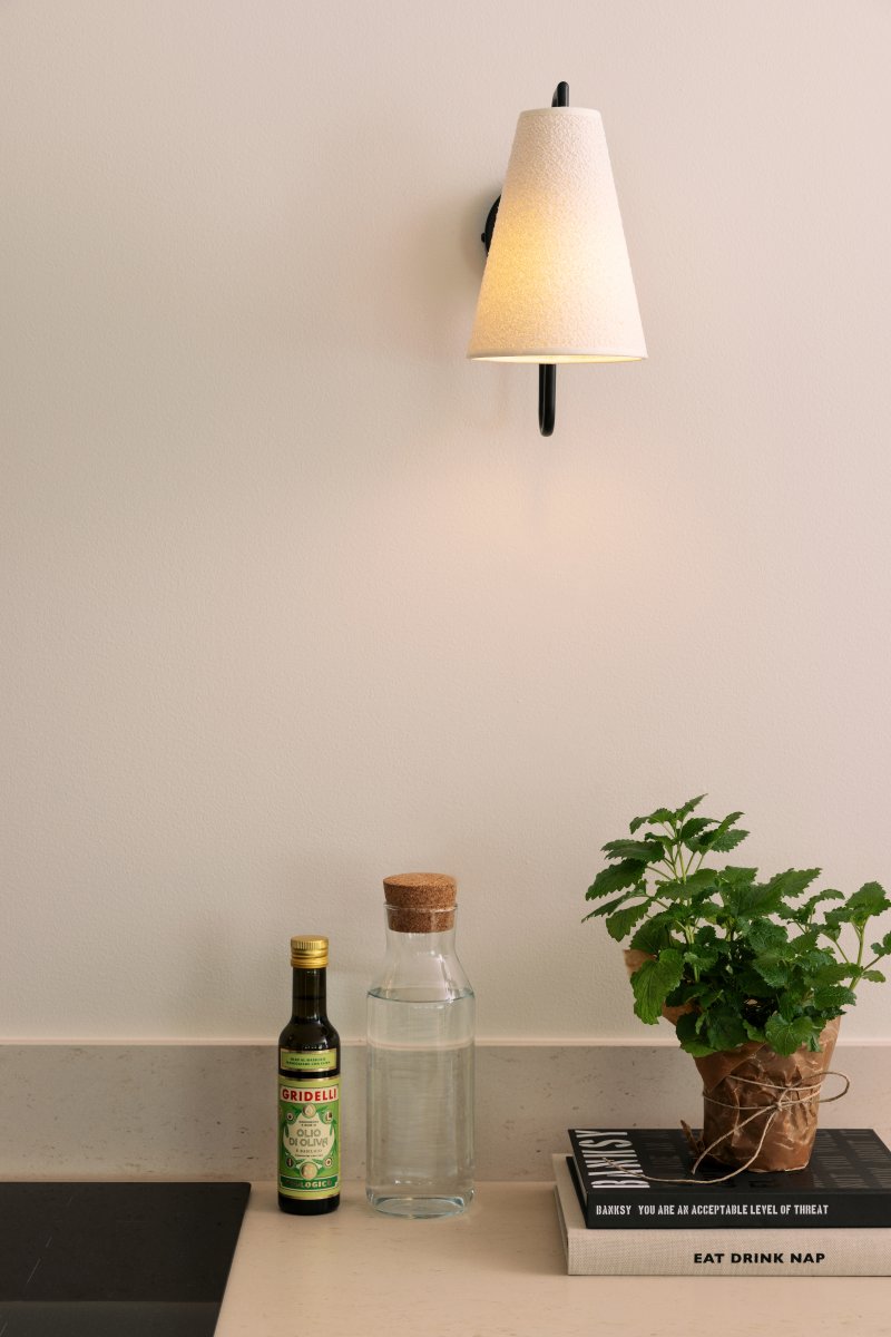 Lou 28cm Zwart wandlamp Van Globen Lighting - Lou is een functionele en decoratieve wandlamp met een buisvormig scharnier en een lampenkap van boucl&eacute;-stof.