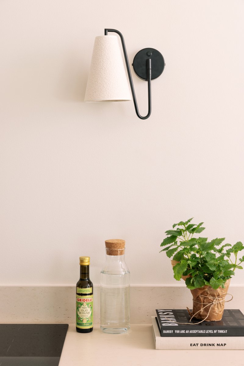 Lou 28cm Zwart wandlamp Van Globen Lighting - Lou is een functionele en decoratieve wandlamp met een buisvormig scharnier en een lampenkap van boucl&eacute;-stof.