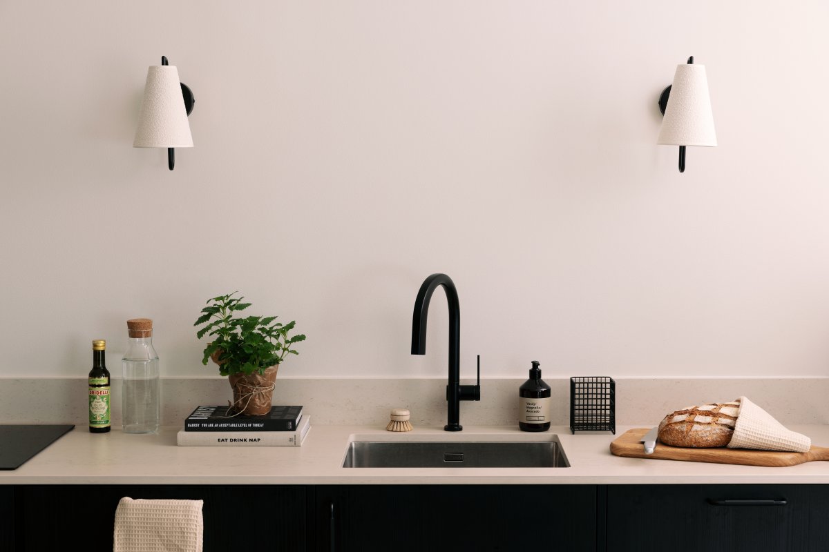 Lou 28cm Zwart wandlamp Van Globen Lighting - Lou is een functionele en decoratieve wandlamp met een buisvormig scharnier en een lampenkap van boucl&eacute;-stof.