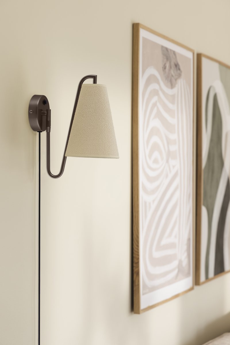 Lou 28cm Bronzen wandlamp Van Globen Lighting - Lou is een functionele en decoratieve wandlamp met een beweegbaar scharnier en een lampenkap van boucl&eacute;-stof.