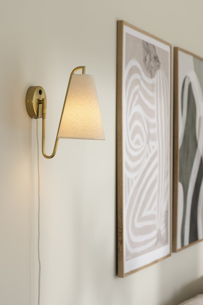 Lou 28cm Geborsteld messing wandlamp Van Globen Lighting - Lou is een functionele en decoratieve wandlamp met een beweegbaar scharnier en een lampenkap van boucl&eacute;-stof.