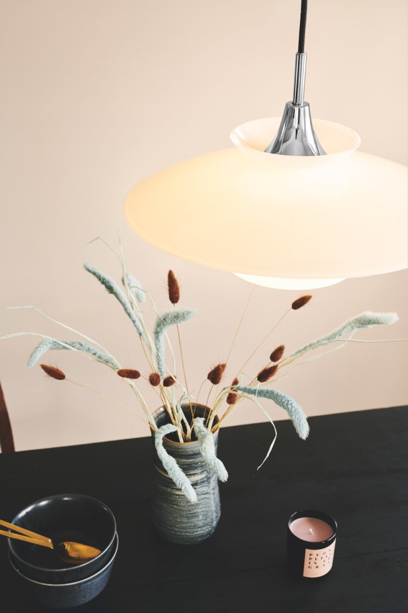 Scandinavia Ø40 Opaal hanglamp Van Halo Design - De lamp verspreidt een zacht en aangenaam licht dat een warme en uitnodigende sfeer cre&euml;ert boven de eettafel, in de keuken of in de hal.