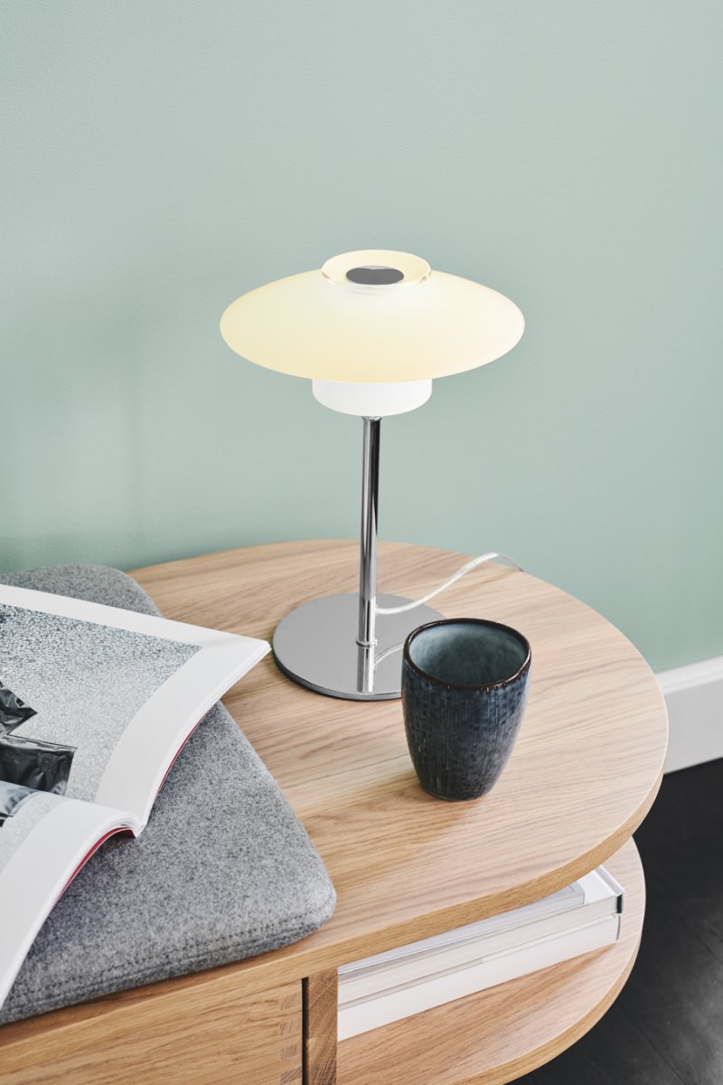 Scandinavia 30cm Opaal tafellamp Van Halo Design - De lamp verspreidt een zacht en aangenaam licht dat een warme en uitnodigende sfeer cre&euml;ert in de woonkamer, slaapkamer of studeerkamer.