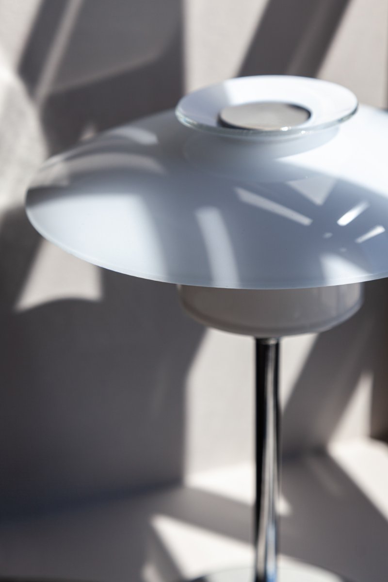 Scandinavia 30cm Opaal tafellamp Van Halo Design - De lamp verspreidt een zacht en aangenaam licht dat een warme en uitnodigende sfeer cre&euml;ert in de woonkamer, slaapkamer of studeerkamer.