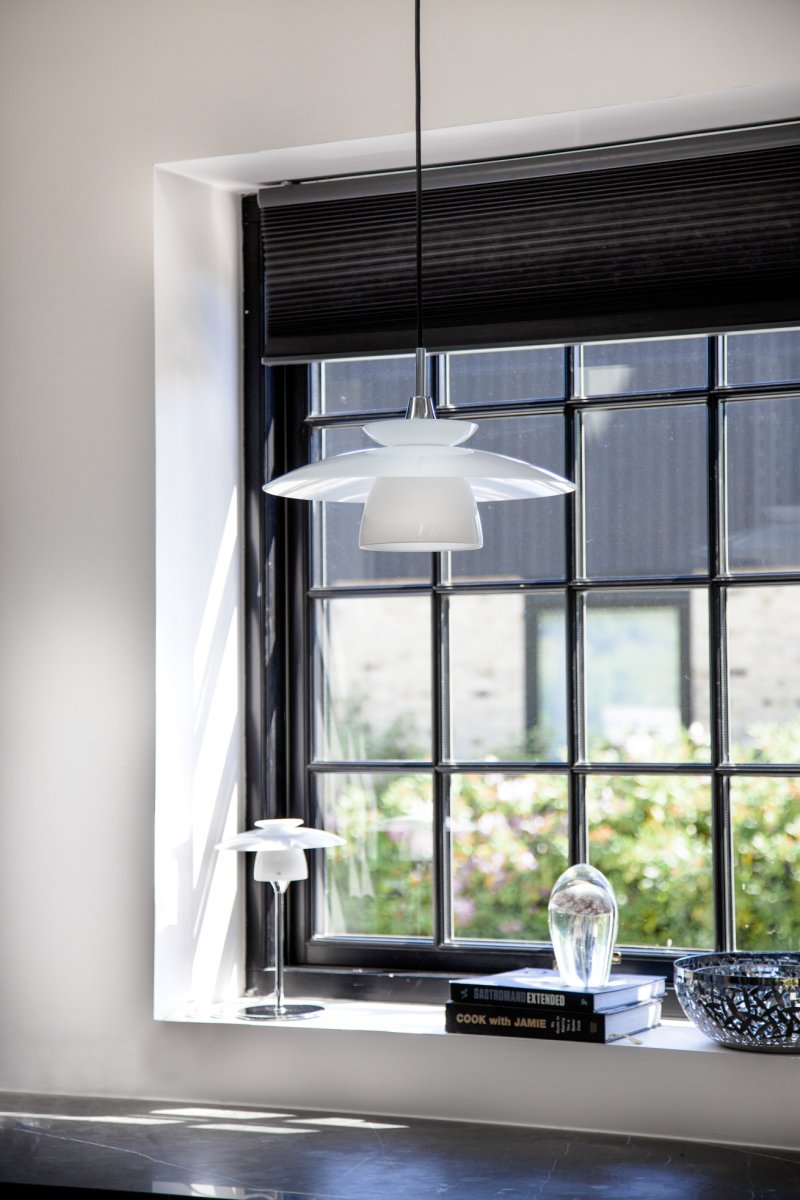 Scandinavia 30cm Opaal tafellamp Van Halo Design - De lamp verspreidt een zacht en aangenaam licht dat een warme en uitnodigende sfeer cre&euml;ert in de woonkamer, slaapkamer of studeerkamer.