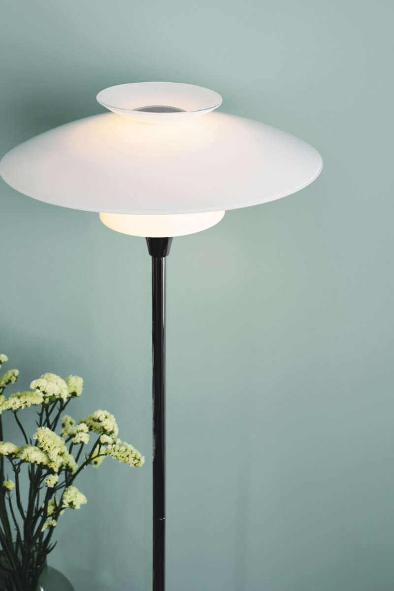 Scandinavia Opaal vloerlamp Van Halo Design - De lamp verspreidt een zacht en aangenaam licht dat een warme en uitnodigende sfeer creëert in de woonkamer, slaapkamer of studeerkamer.