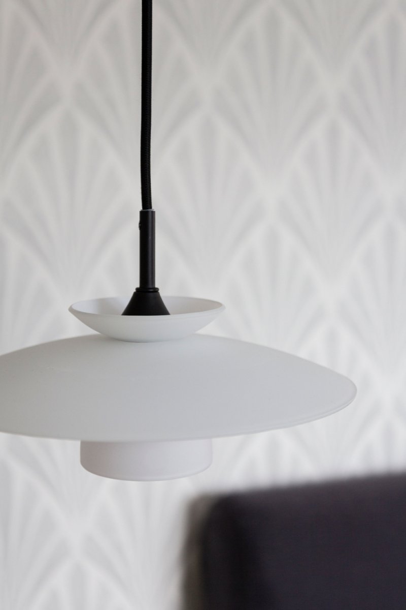 Scandic Ø25 Opaal hanglamp Van Halo Design - De lamp verspreidt een warm en egaal licht en is daardoor ideaal voor op de keukentafel, in de woonkamer of in de eetkamer.
