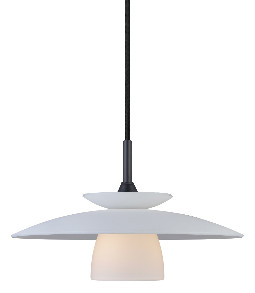 Scandic Ø25 Opaal hanglamp Van Halo Design - De lamp verspreidt een warm en egaal licht en is daardoor ideaal voor op de keukentafel, in de woonkamer of in de eetkamer.