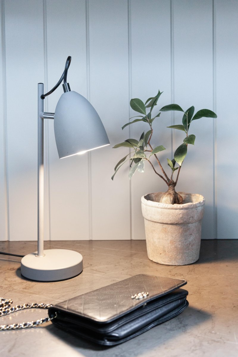 Yep! 37cm Grijs bureaulamp Van Halo Design - Het past perfect op uw bureau, nachtkastje of bijzettafeltje en voegt een warme en verfijnde sfeer toe aan uw huis.
