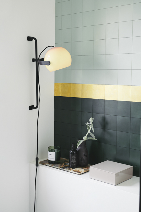D.C Ø18 Zwart wandlamp Van Halo Design - De zwarte houten strik heeft ook een belangrijke functie: hij zorgt voor de rotatie en de hoek van de lampenkap, zodat het licht daar terechtkomt waar u het wilt hebben.