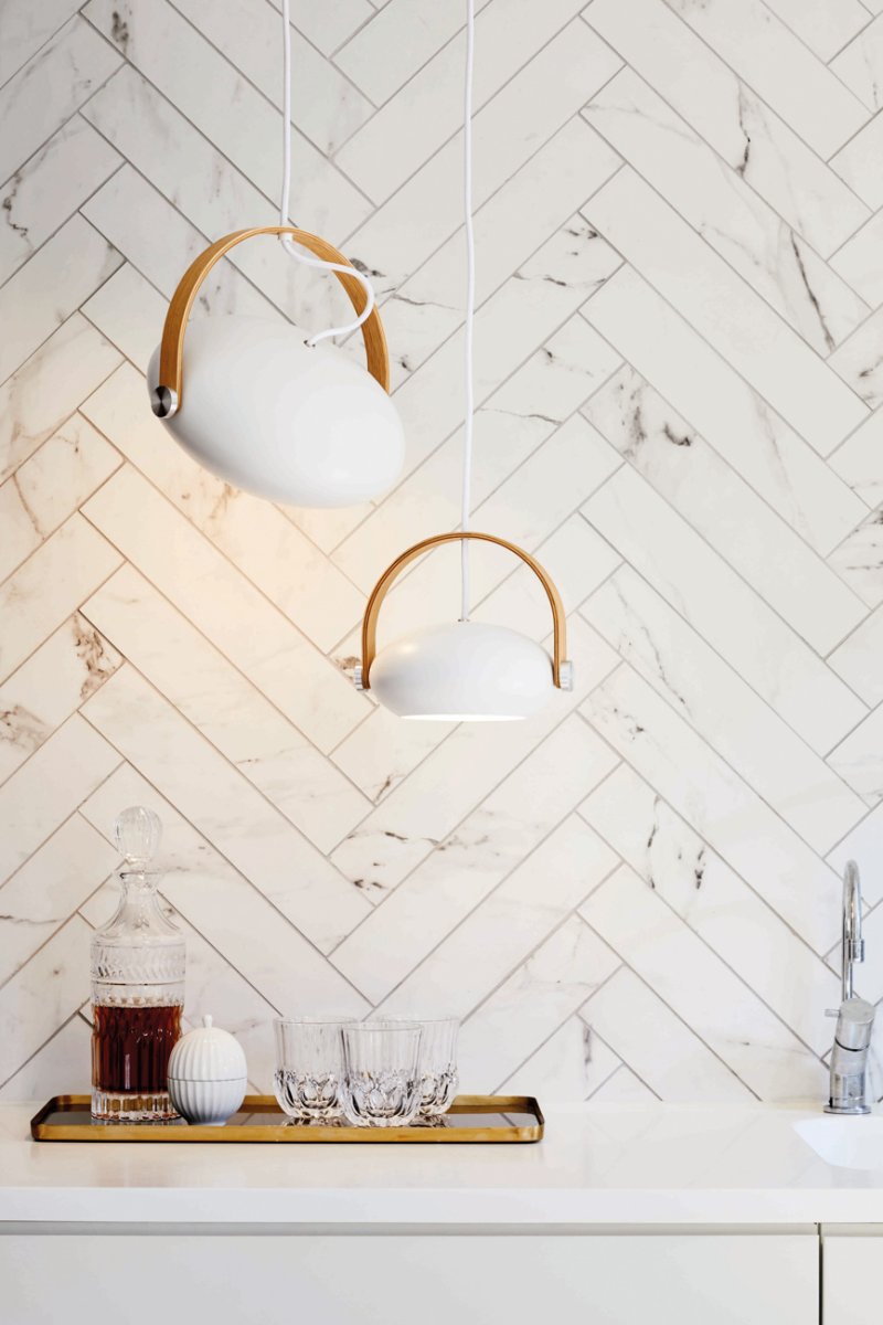 D.C Ø26 Wit hanglamp Van Halo Design - Het gefineerde eikenhouten frame speelt ook een belangrijke rol bij de rotatie en de hoek van de kap, zodat het licht zich daar verspreidt waar u het wilt hebben.