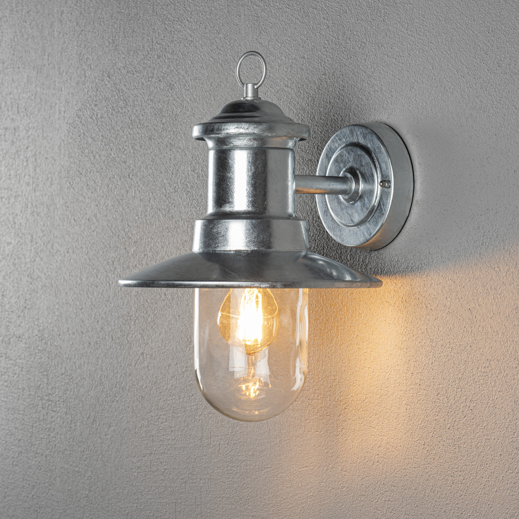 Napoli Thermisch verzinkt buitenlamp Van Konstsmide - Het klassieke ontwerp van de lamp met een ronde glazen koepel en een brede kap verspreidt een warm en aangenaam licht, ideaal voor het verlichten van entrees en terrassen.