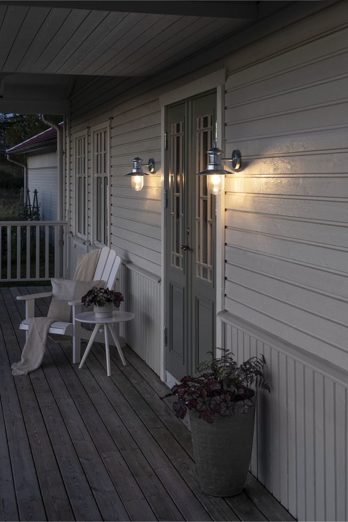 Napoli Thermisch verzinkt buitenlamp Van Konstsmide - Het klassieke ontwerp van de lamp met een ronde glazen koepel en een brede kap verspreidt een warm en aangenaam licht, ideaal voor het verlichten van entrees en terrassen.