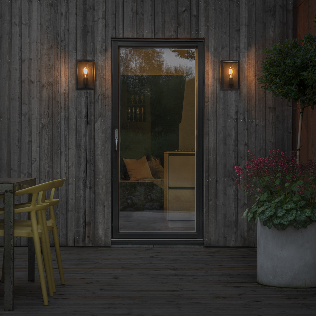 Carpi Zwart buitenlamp Van Konstsmide - Deze moderne wandlamp combineert industriële esthetiek met een elegante touch en is een perfecte aanvulling op uw gevel.