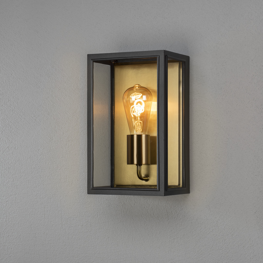 Carpi Messing buitenlamp Van Konstsmide - Deze moderne wandlamp combineert industriële esthetiek met een elegante touch en is een perfecte aanvulling op uw gevel.