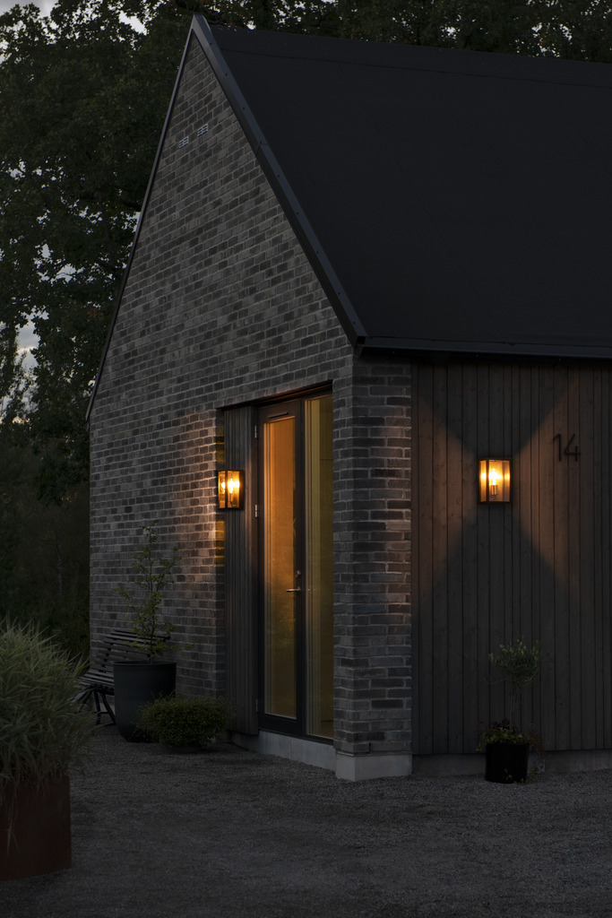 Carpi Messing buitenlamp Van Konstsmide - Deze moderne wandlamp combineert industriële esthetiek met een elegante touch en is een perfecte aanvulling op uw gevel.