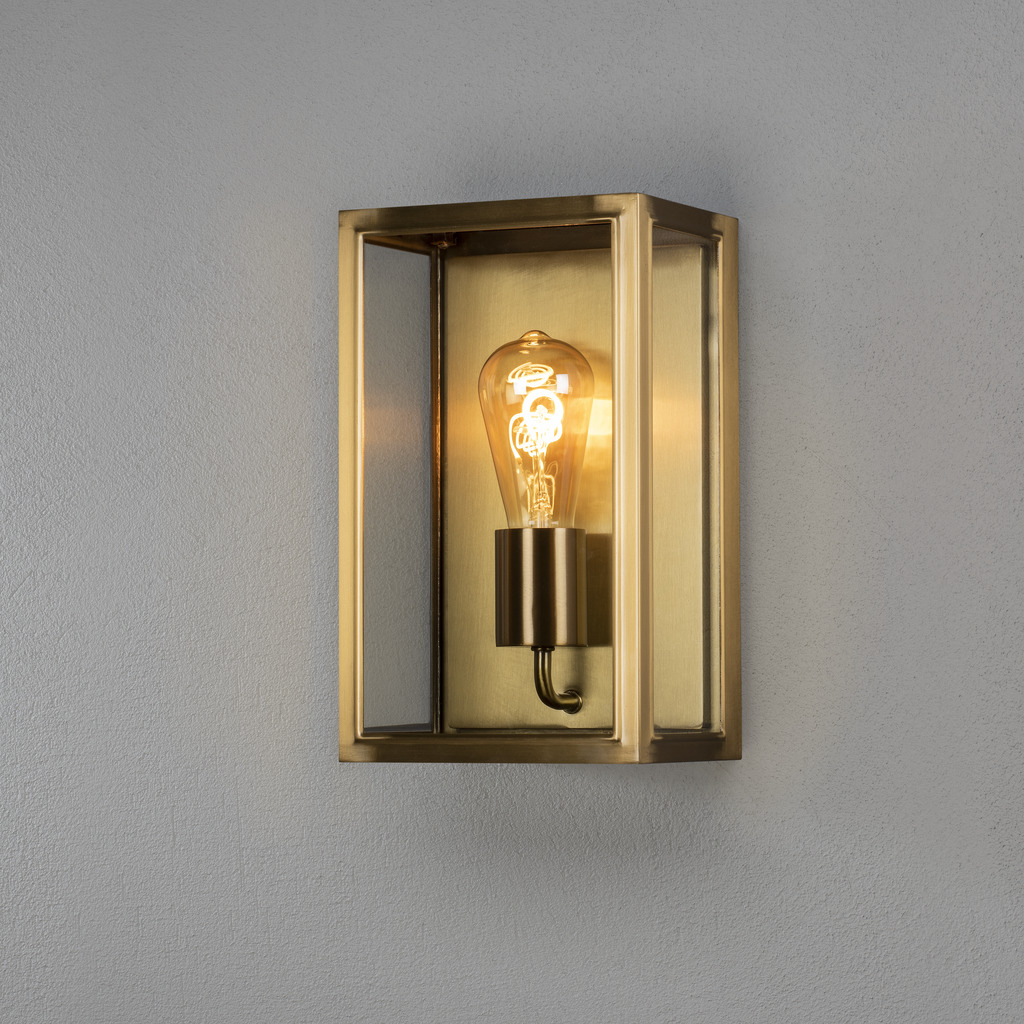 Carpi Messing buitenlamp Van Konstsmide - Deze moderne wandlamp combineert industriële esthetiek met een elegante touch en is een perfecte aanvulling op uw gevel.