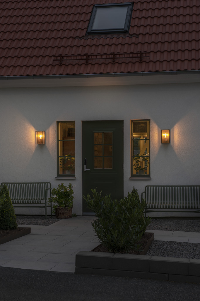 Carpi Messing buitenlamp Van Konstsmide - Deze moderne wandlamp combineert industriële esthetiek met een elegante touch en is een perfecte aanvulling op uw gevel.