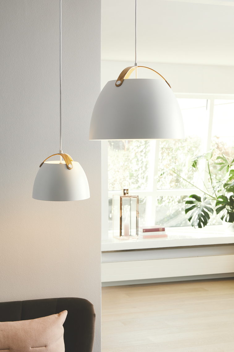 Oslo Ø24 Wit hanglamp Van Halo Design - De unieke details in licht hout geven de lamp een Scandinavisch tintje en creëren een harmonieuze combinatie van natuur en minimalisme.