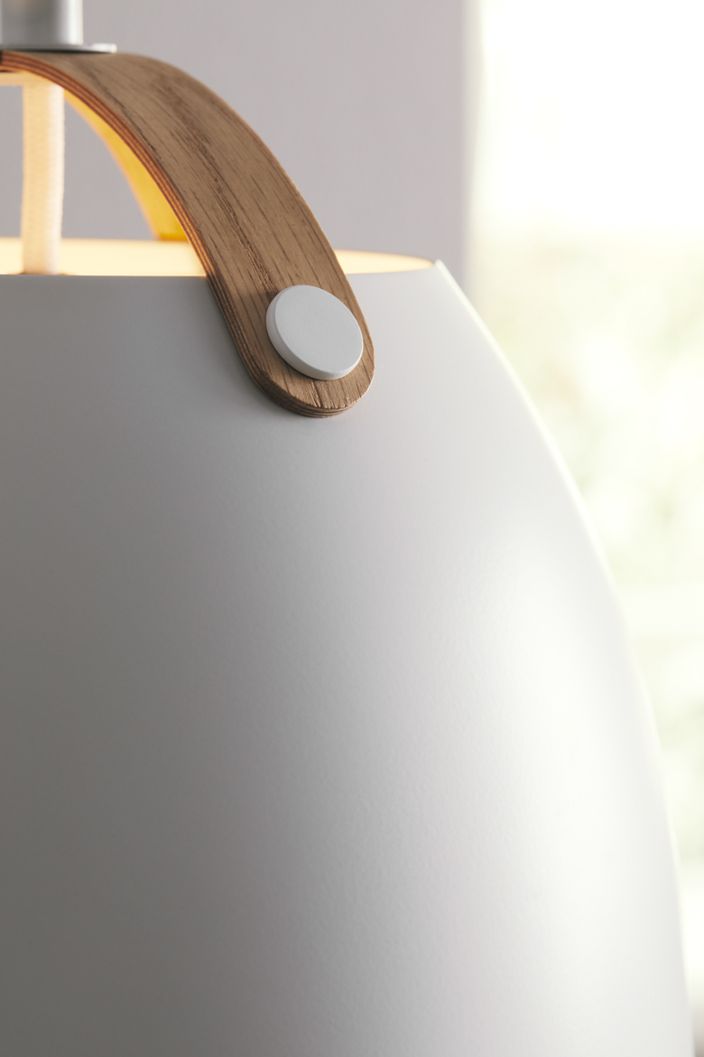 Oslo Ø40 Wit hanglamp Van Halo Design - De unieke details in licht hout geven de lamp een Scandinavisch tintje en cre&euml;ren een harmonieuze combinatie van natuur en minimalisme.