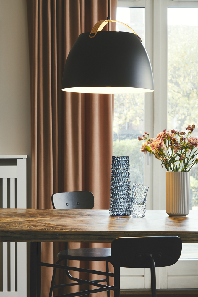 Oslo Ø40 Zwart hanglamp Van Halo Design - De unieke details in licht hout geven de lamp een Scandinavisch tintje en creëren een harmonieuze combinatie van natuur en minimalisme.