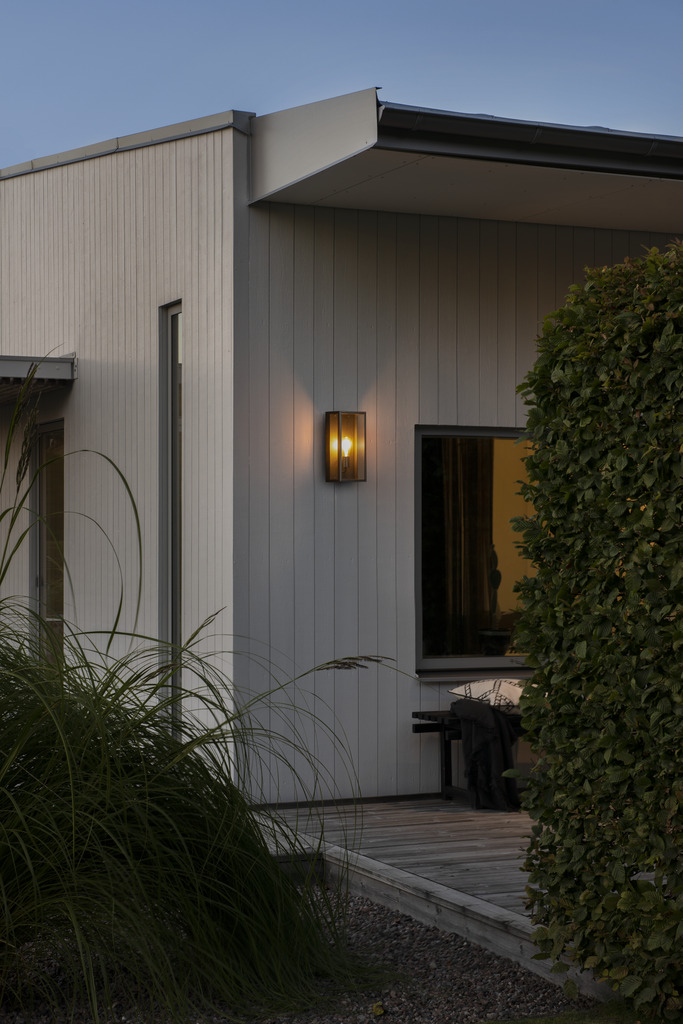 Carpi Zwart buitenlamp Van Konstsmide - Deze moderne wandlamp combineert industri&euml;le esthetiek met een elegante touch en is een perfecte aanvulling op uw gevel.