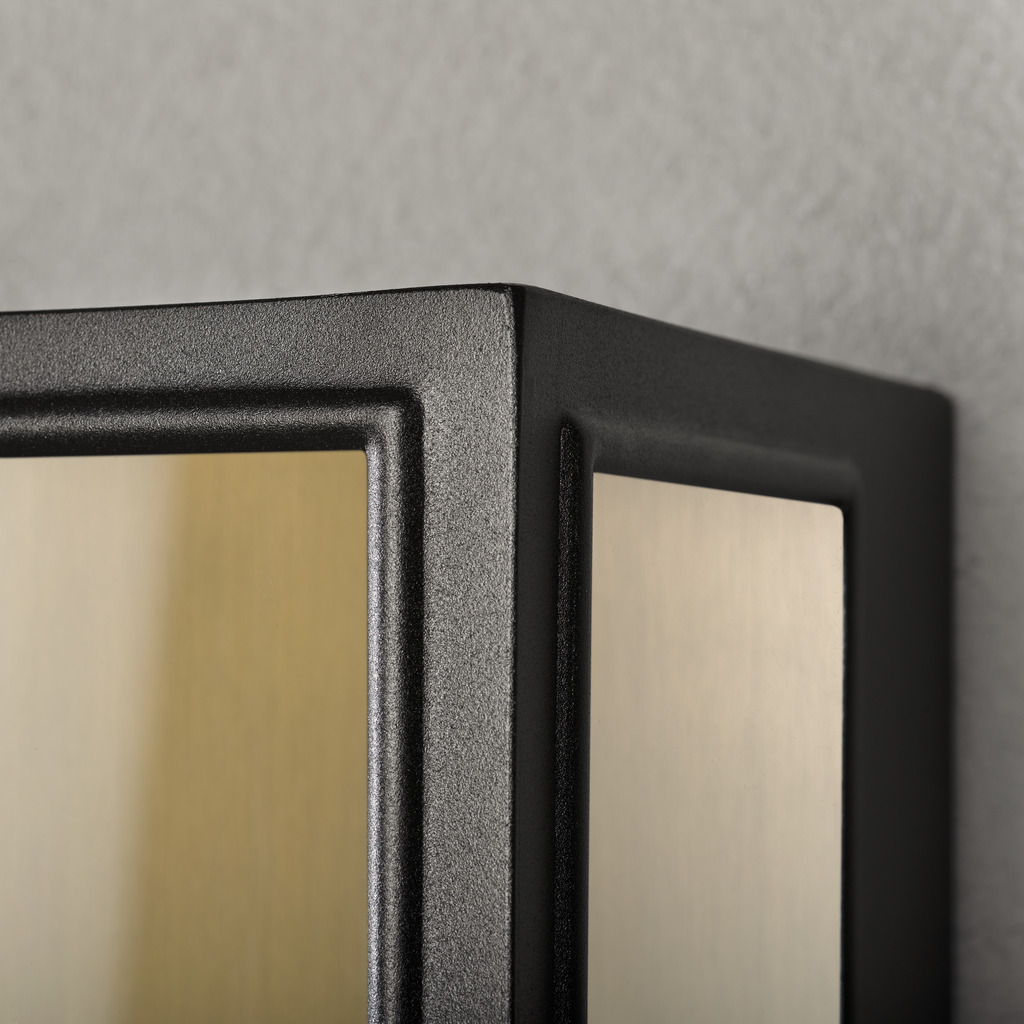 Carpi Messing buitenlamp Van Konstsmide - Deze moderne wandlamp combineert industriële esthetiek met een elegante touch en is een perfecte aanvulling op uw gevel.