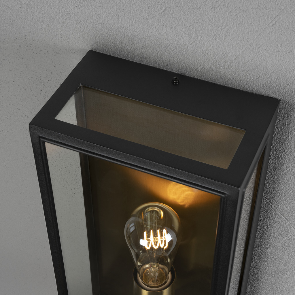 Carpi Messing buitenlamp Van Konstsmide - Deze moderne wandlamp combineert industriële esthetiek met een elegante touch en is een perfecte aanvulling op uw gevel.