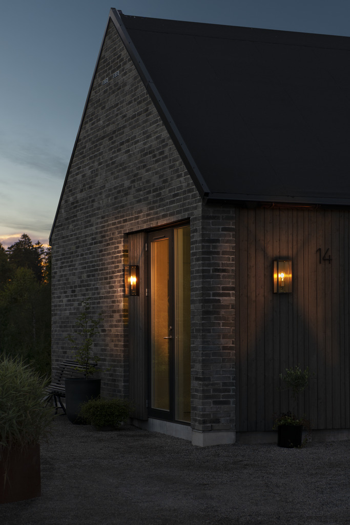 Carpi Messing buitenlamp Van Konstsmide - Deze moderne wandlamp combineert industriële esthetiek met een elegante touch en is een perfecte aanvulling op uw gevel.