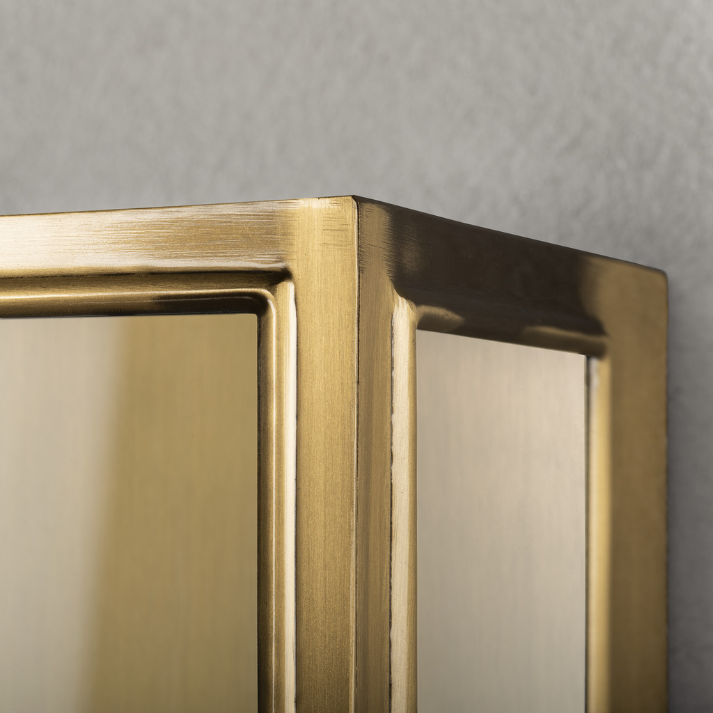 Carpi Messing buitenlamp Van Konstsmide - Deze moderne wandlamp combineert industriële esthetiek met een elegante touch en is een perfecte aanvulling op uw gevel.