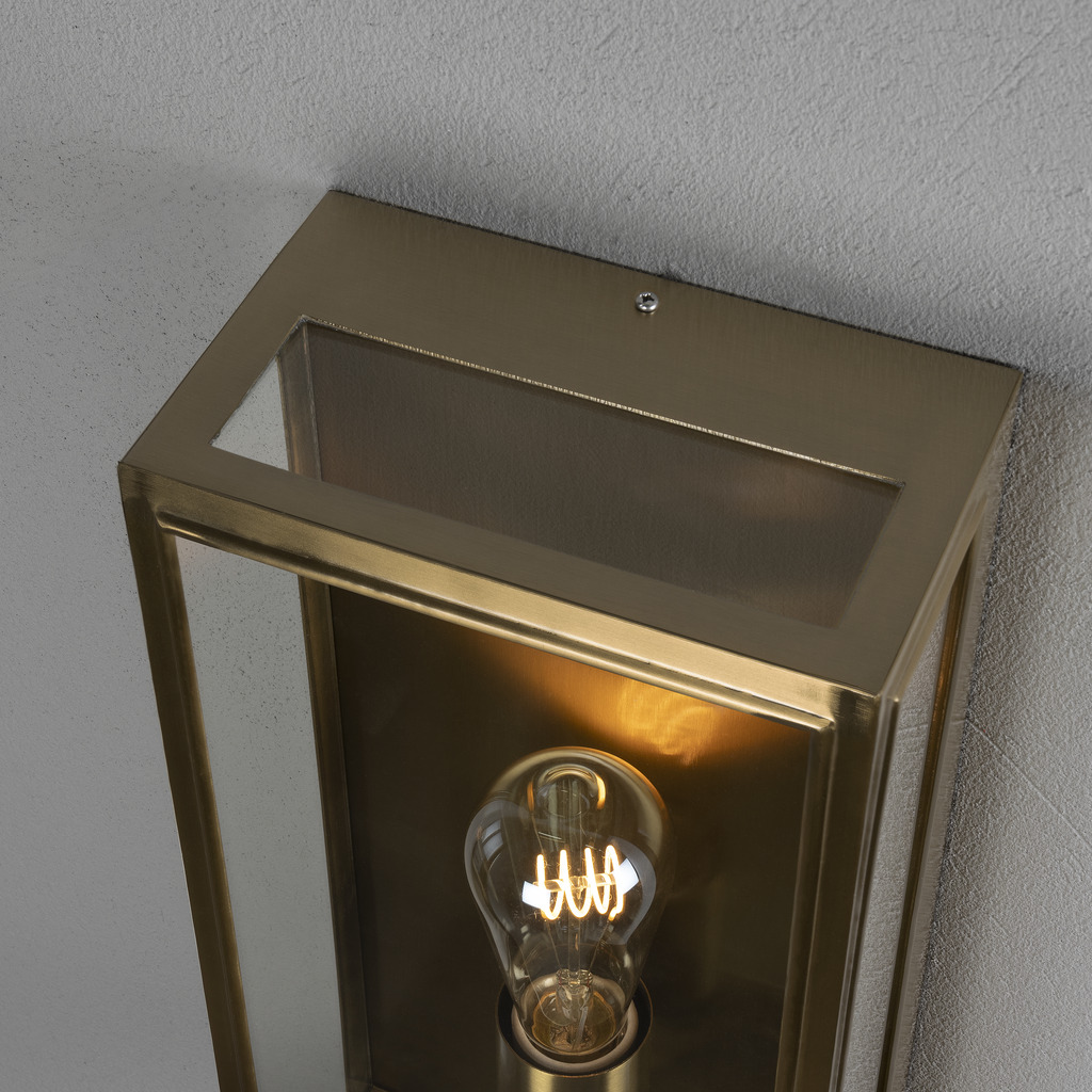 Carpi Messing buitenlamp Van Konstsmide - Deze moderne wandlamp combineert industriële esthetiek met een elegante touch en is een perfecte aanvulling op uw gevel.