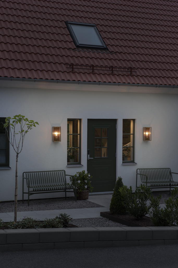 Carpi Messing buitenlamp Van Konstsmide - Deze moderne wandlamp combineert industriële esthetiek met een elegante touch en is een perfecte aanvulling op uw gevel.