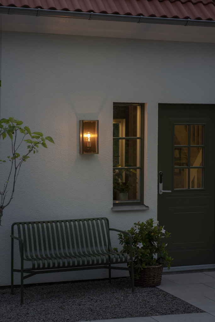 Carpi Messing buitenlamp Van Konstsmide - Deze moderne wandlamp combineert industriële esthetiek met een elegante touch en is een perfecte aanvulling op uw gevel.