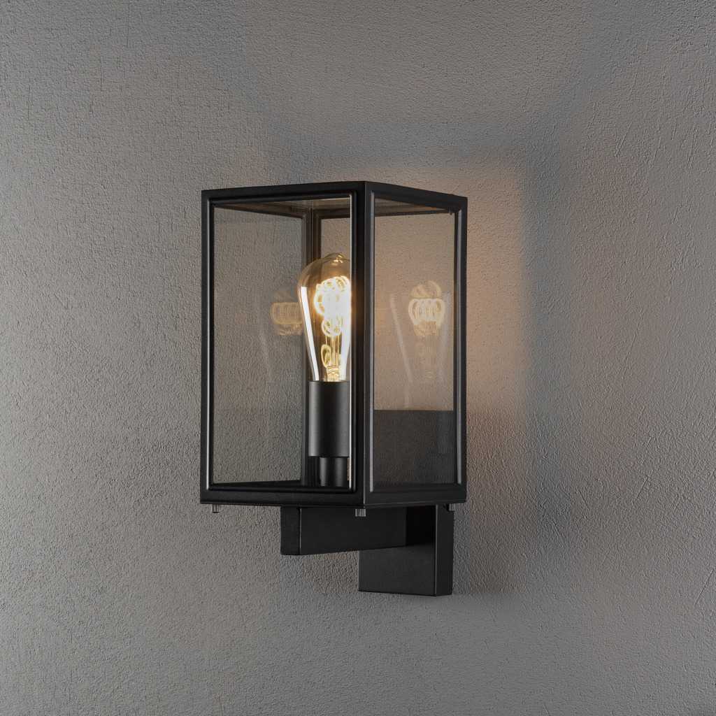 Carpi Zwart buitenlamp Van Konstsmide - Deze moderne wandlamp combineert industriële esthetiek met een elegante touch en is een perfecte aanvulling op uw gevel.