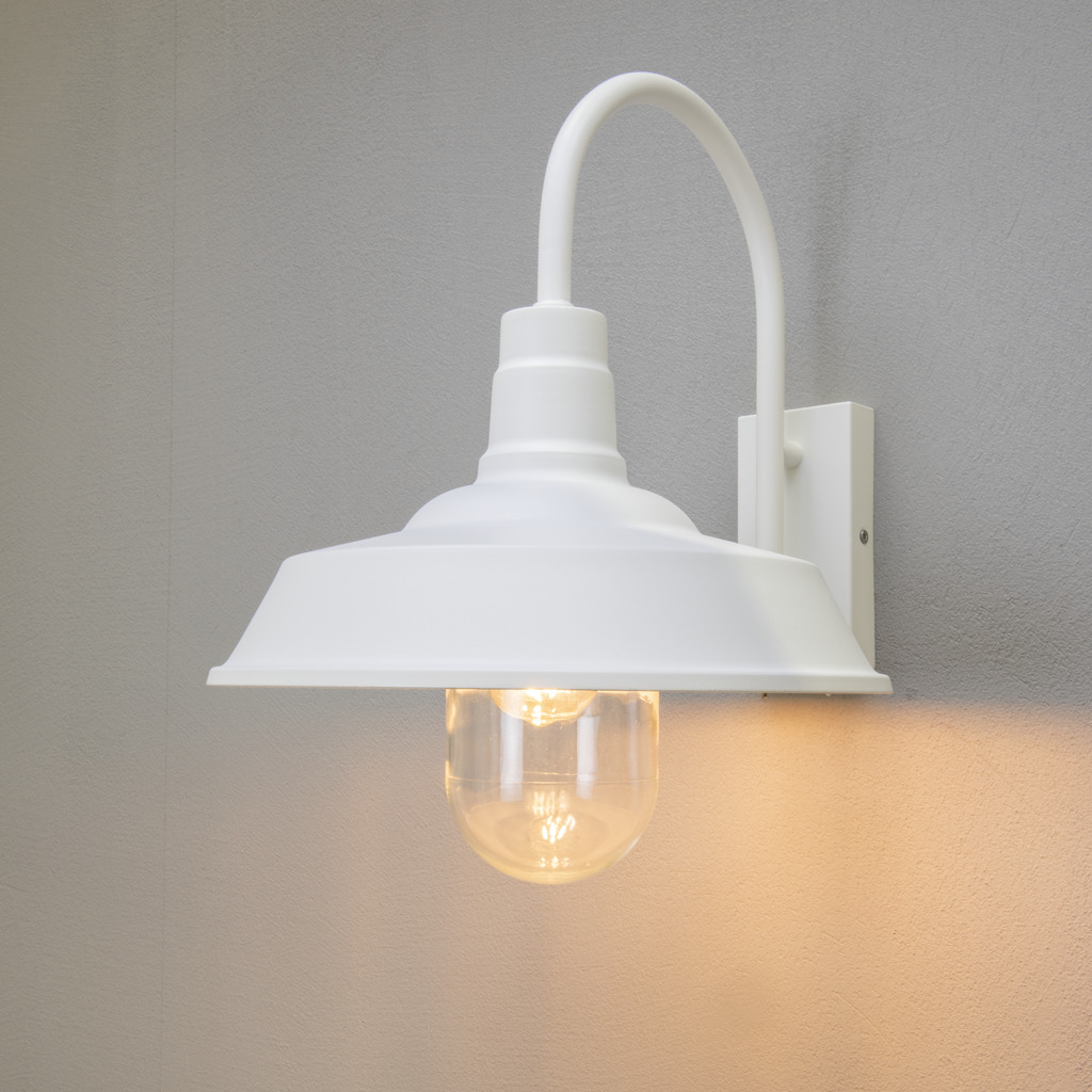 Trapani Wit buitenlamp Van Konstsmide - De brede kap en de heldere glazen koepel verspreiden een aangenaam en gericht licht, waardoor de lamp perfect is voor entrees en terrassen.