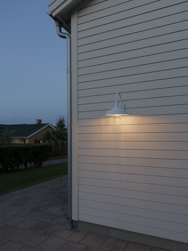 Trapani Wit buitenlamp Van Konstsmide - De brede kap en de heldere glazen koepel verspreiden een aangenaam en gericht licht, waardoor de lamp perfect is voor entrees en terrassen.