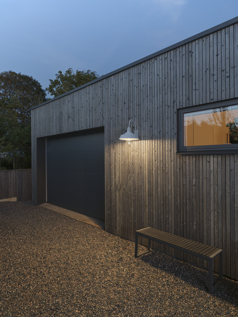 Trapani Wit buitenlamp Van Konstsmide - De brede kap en de heldere glazen koepel verspreiden een aangenaam en gericht licht, waardoor de lamp perfect is voor entrees en terrassen.