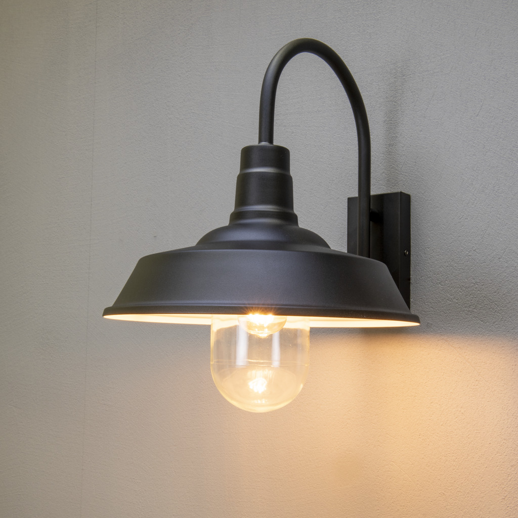 Trapani Zwart buitenlamp Van Konstsmide - De brede kap en de heldere glazen koepel verspreiden een aangenaam en gericht licht, waardoor de lamp perfect is voor entrees en terrassen.