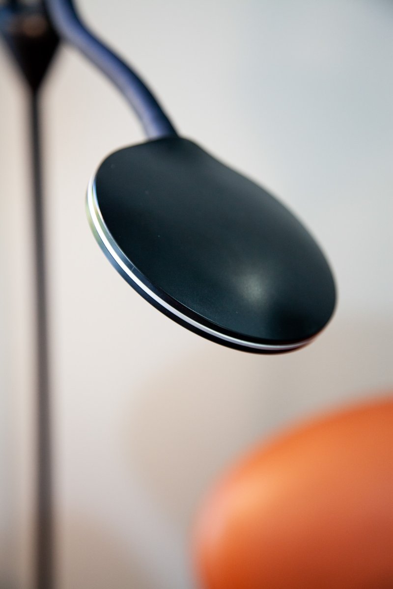 Fix 2 Zwart vloerlamp Van Halo Design - De twee beweegbare armen zijn elk voorzien van een scherm met geïntegreerde LED.