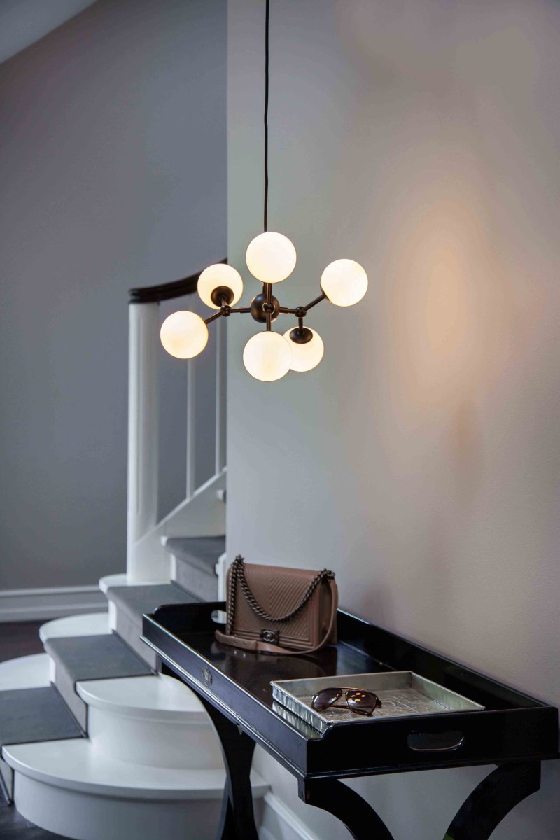 Atom 45cm Zwart/opaal hanglamp Van Halo Design - De bijna zwevende opaalglazen koepels zorgen voor een mooie lichtspreiding in de ruimte.