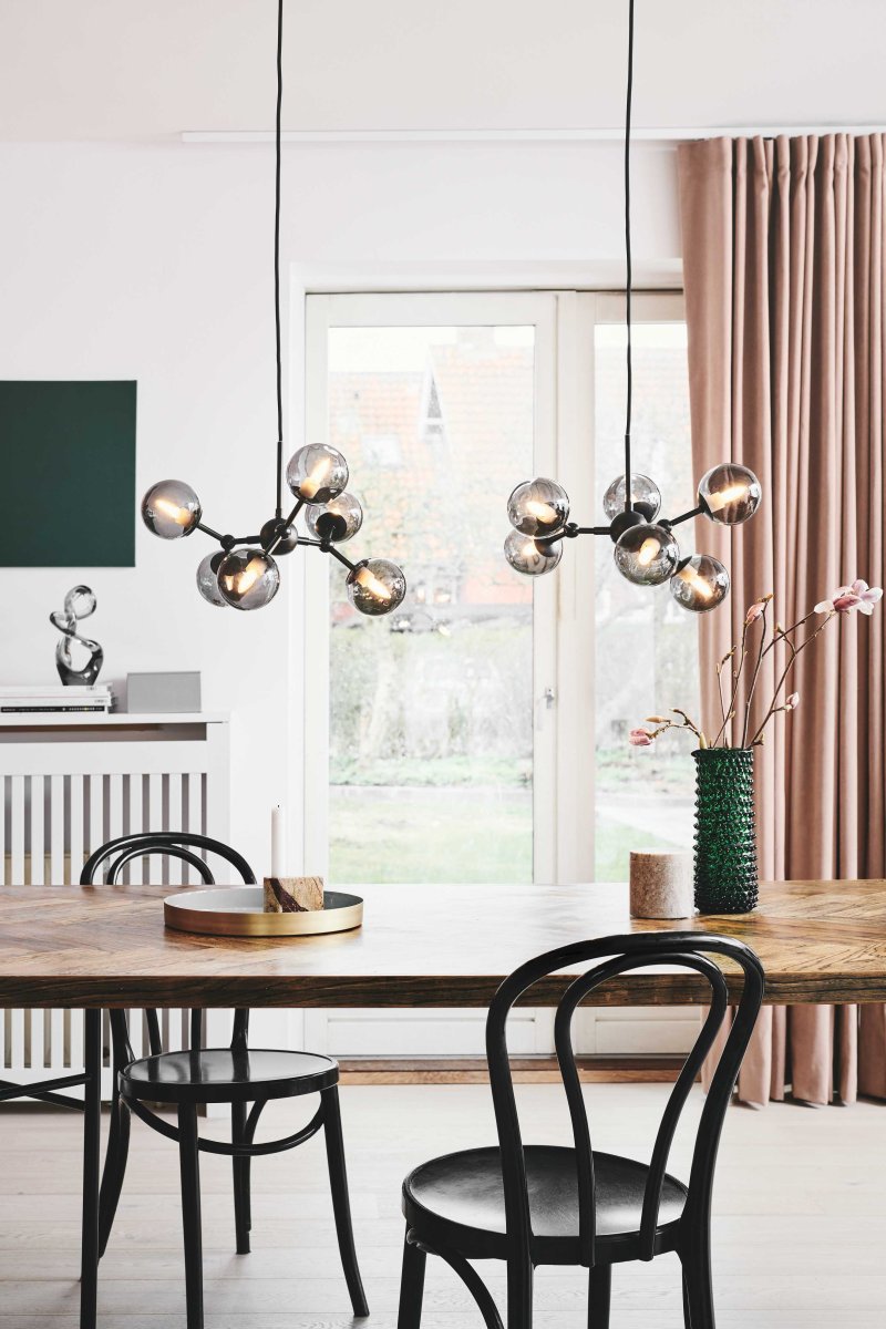 Atom 45cm Zwart/rook hanglamp Van Halo Design - De bijna zwevende glazen koepels zijn gerookt, waardoor er een mooie lichtspreiding in de ruimte ontstaat.