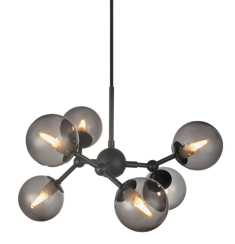 Atom 45cm Zwart/rook hanglamp Van Halo Design - De bijna zwevende glazen koepels zijn gerookt, waardoor er een mooie lichtspreiding in de ruimte ontstaat.