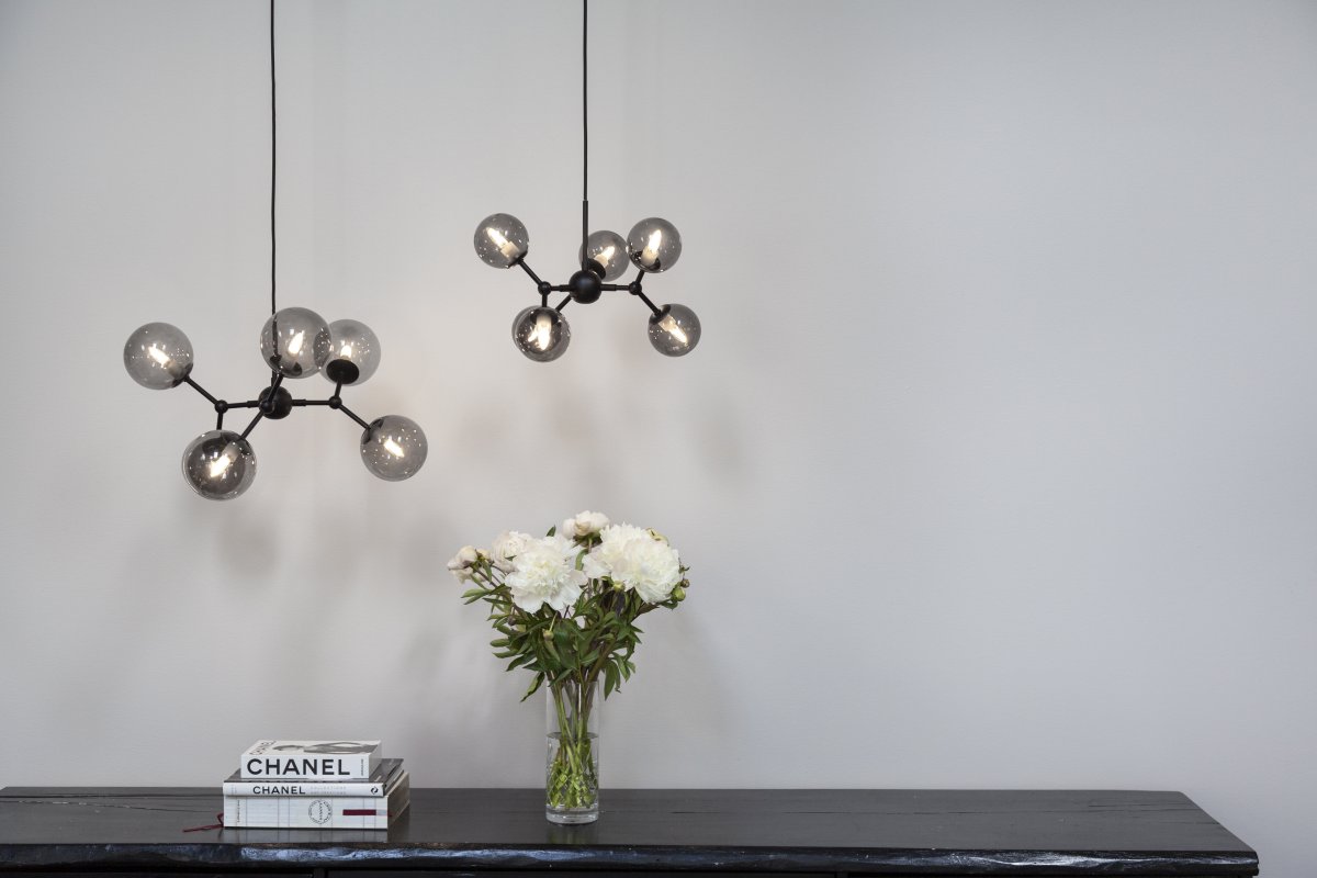 Atom 45cm Zwart/rook hanglamp Van Halo Design - De bijna zwevende glazen koepels zijn gerookt, waardoor er een mooie lichtspreiding in de ruimte ontstaat.