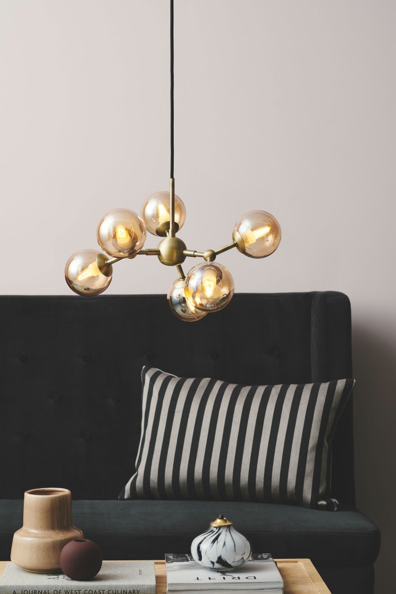 Atom 45cm Antiek messing hanglamp Van Halo Design - De bijna zwevende glazen koepels zijn amberkleurig, waardoor er een mooie lichtspreiding in de ruimte ontstaat.