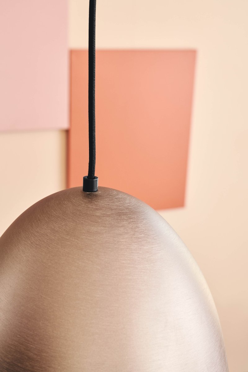 The Classic Ø30 Geborsteld oxide hanglamp Van Halo Design - De Classic verspreidt een gelijkmatig en aangenaam licht, ideaal om een harmonieuze sfeer in uw huis te creëren.