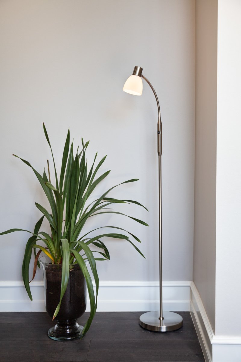 Hudson 1 Staal vloerlamp Van Halo Design - Hudson is een stijlvolle en functionele staande lamp met een flexibele arm, waardoor u het licht eenvoudig kunt richten waar u het nodig hebt.