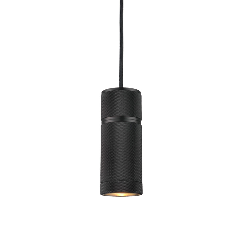 Halo Ø6 Zwart hanglamp Van Halo Design - De cilindervormige zwarte metalen kap zorgt voor een gericht en aangenaam licht, ideaal voor in de keuken, op de eettafel of in de hal.