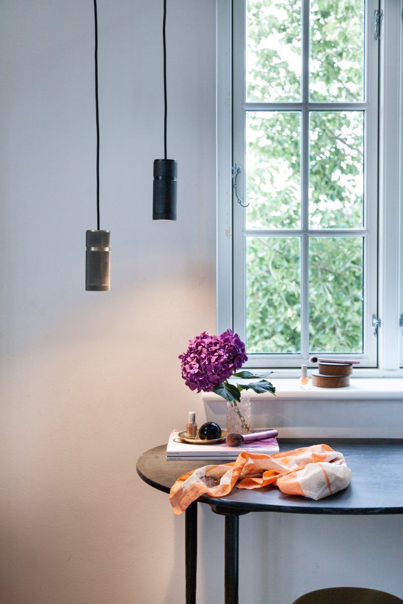 Halo Ø6 Zwart hanglamp Van Halo Design - De cilindervormige zwarte metalen kap zorgt voor een gericht en aangenaam licht, ideaal voor in de keuken, op de eettafel of in de hal.